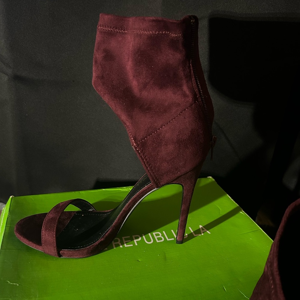 Heels size 9 come with box, brand new never worn. Burgundy